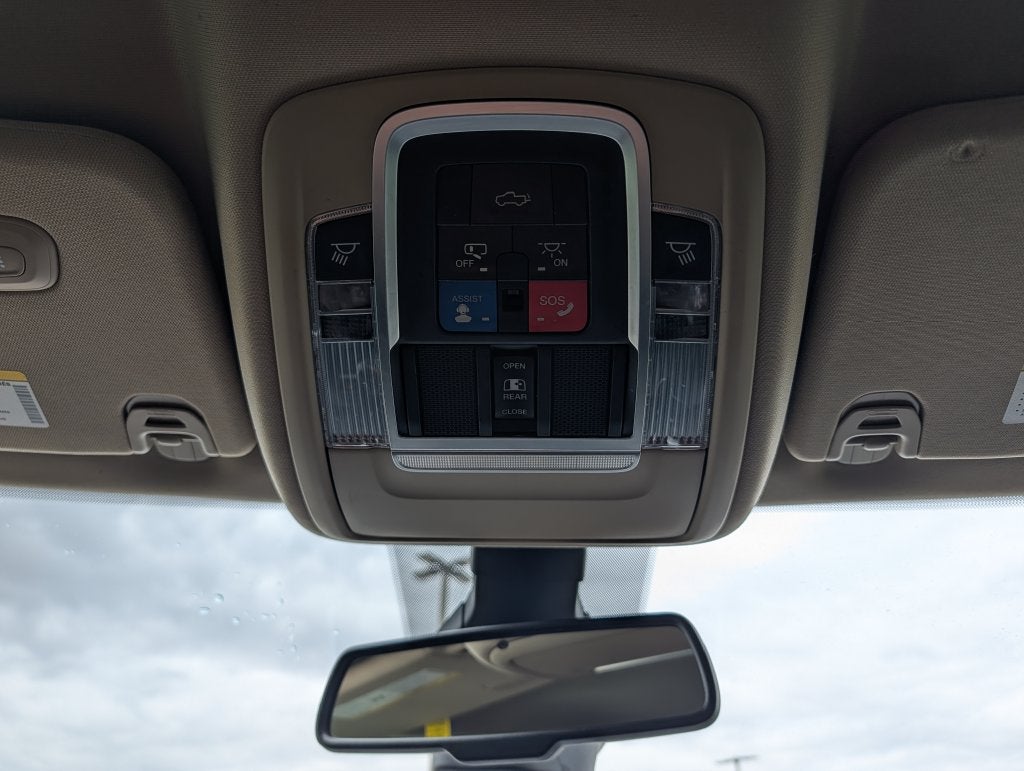 2019 RAM 1500 Laie Crew Cab 4x4 5'7' Box